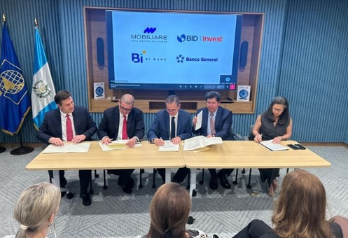 Representantes de Mobiliare, BID Invest, BI Bank y Banco General durante la firma de la emisión sostenible