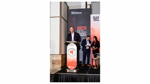Mobiliare representative at the EXPOPARKS Dominicana 2026 awards ceremony