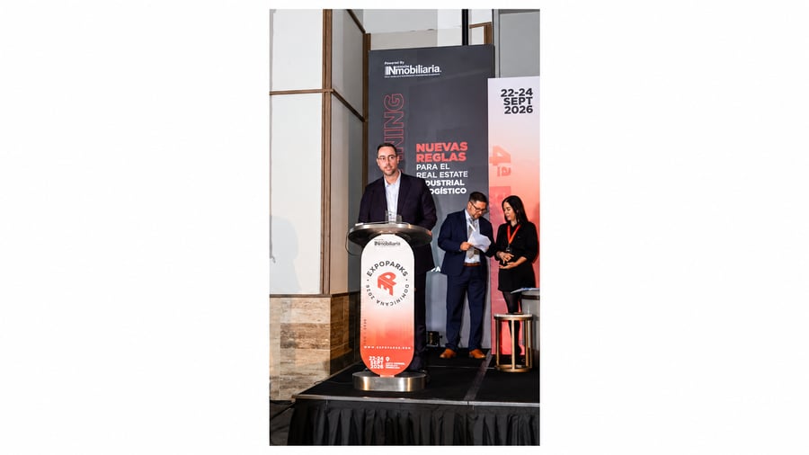 Mobiliare representative at the EXPOPARKS Dominicana 2026 awards ceremony